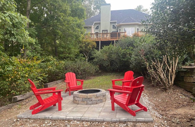 NEW! Deluxe Lake House w/ Pool on Deep Water Cove!
