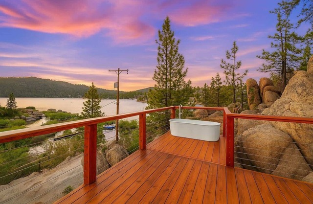 Black Diamond Luxury Lakefront - Hot Tub - Fire Pit - Game Room - Boat Dock