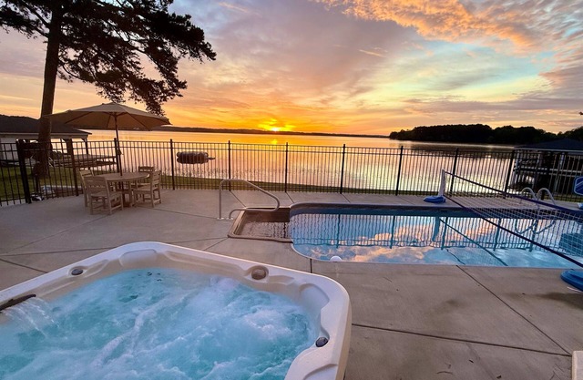 NOUVEAU! 650FT Main Lake, 8 BDRM 6000SQFT 180 + Degré Voir plus Guest House Dbl Boath