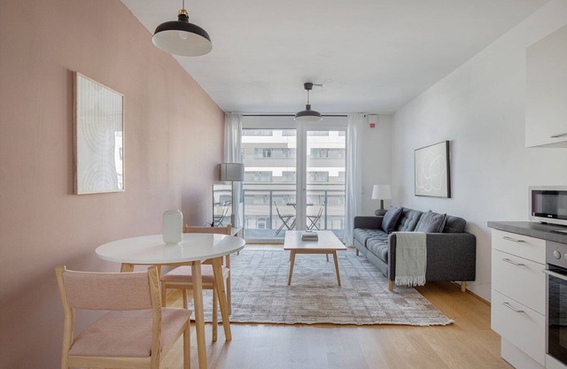 Luxe Landstraße 1BR w/ Garden & Balcony, nr Hyblerpark, by Blueground