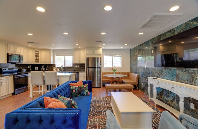 Luxe Las Vegas Casita w/ Patio ~ 6 Mi to Strip!