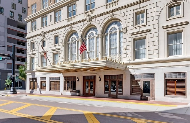 Luxe Living: Indulge in Downtown Tampa's Finest Accommodations! 4 Rooms