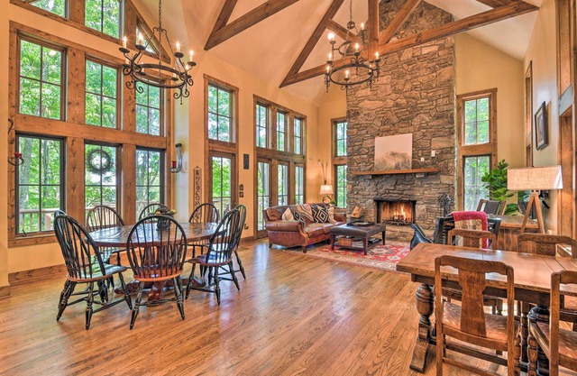 ‘Eagle View Lodge’ - Luxury Home with Hot Tub!