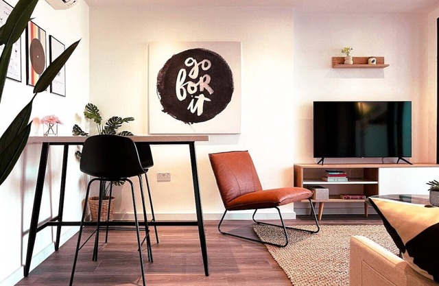 Luxe London Pad: with Parking