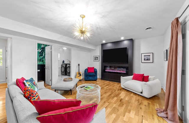 Luxe MidCentury 3BR Home - SpaBath, WineBar, Chef’s Kitchen, KingBed, FencedYard