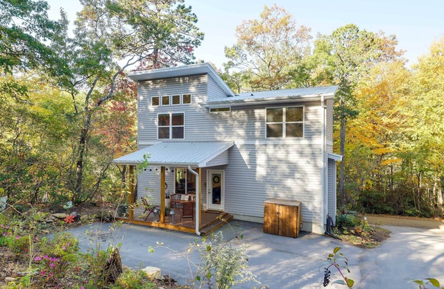 Luxe Mountain Home Near Ridgecrest & Asheville!