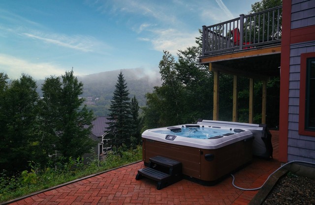 🏔️ Luxe Mountain Retreat | Hot Tub, Arcade & Walk to Loon ⛷️♨️