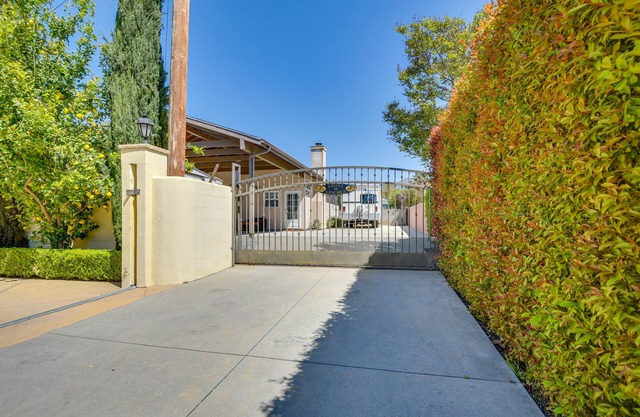 Luxe Pasadena Casita w/ Fireplace & Grill