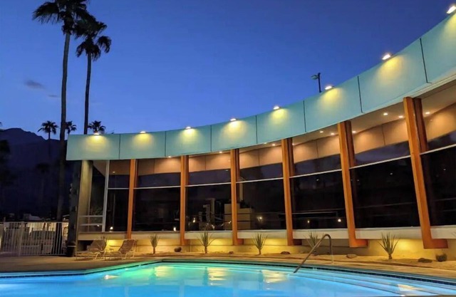 Luxe, peaceful retreat-KING bed historic MCM complex