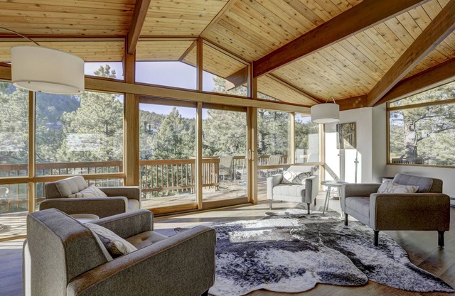 Luxe Private Mountain Lodge 5 Bdrm Home HOT TUB - WiFI Min. to town
