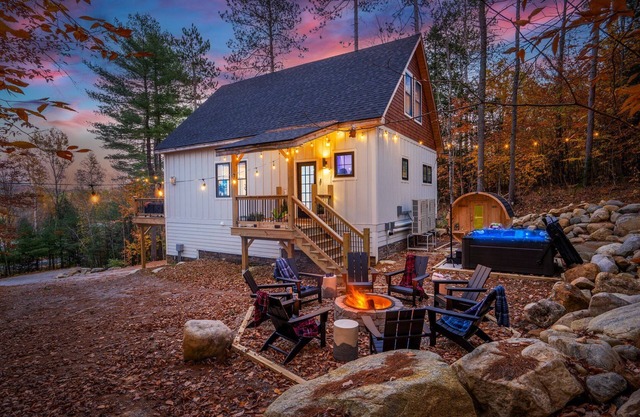 Luxe Retreat: Sleeps 15, Hot Tub, Sauna & Movie Room