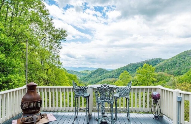 Luxe Retreat with Panoramic Views, Hot Tub & Sauna, mins to Hatley Point