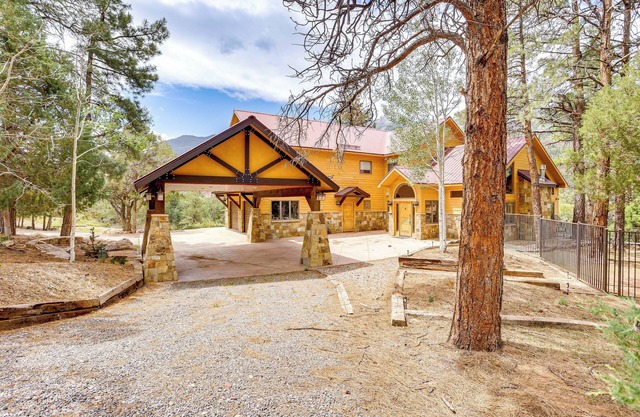 Luxe Ridgway Home w/Mountain Views & Hot Tub!