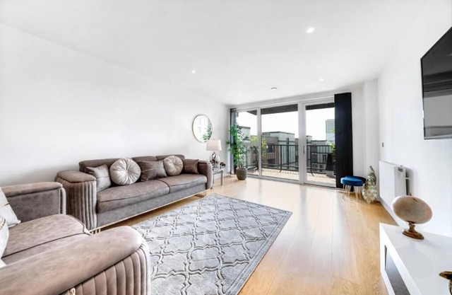 Luxe Riverside 3 Bed, 2 Bath En-Suite, Balcony views with Great Links in London