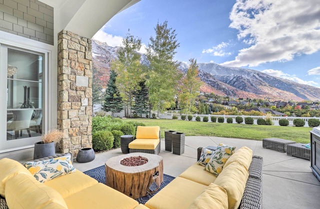 Luxe Sandy Home w/ Hot Tub: 9 Mi to Skiing!