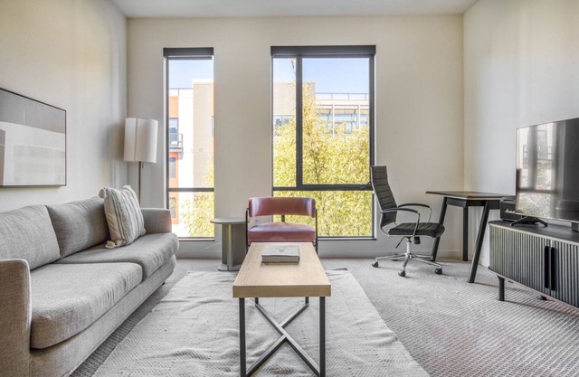 Luxe Santana Row 1BR w/ Pool & Gym, 10 mins to Google, by Blueground