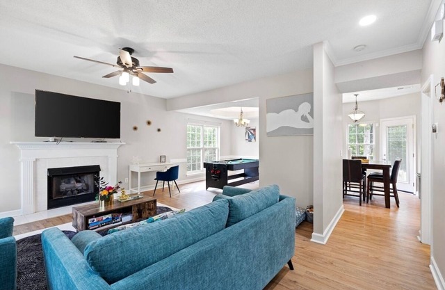 Luxe Sleek 4BR Paradise Near Uptown w/ Games & Grill