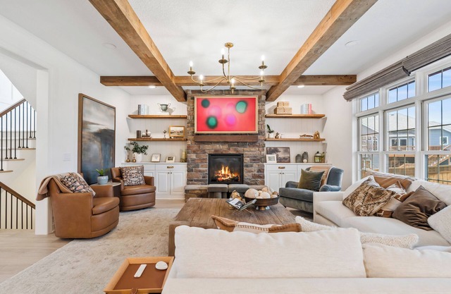 Luxe Spacious 6-bedrooms w/pool, hot tub, sauna, fenced, gourmet kitchen & more!