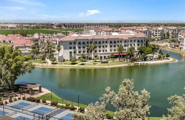 Lovely 2 Bedroom Condo w/ Pool!