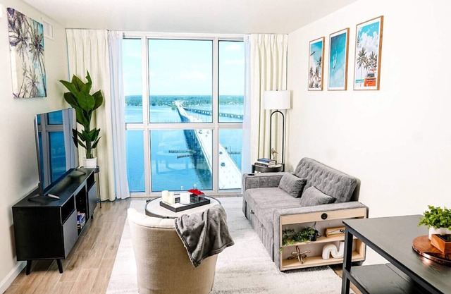 Luxe Stay | Water & City View in Downtown Ft Myers