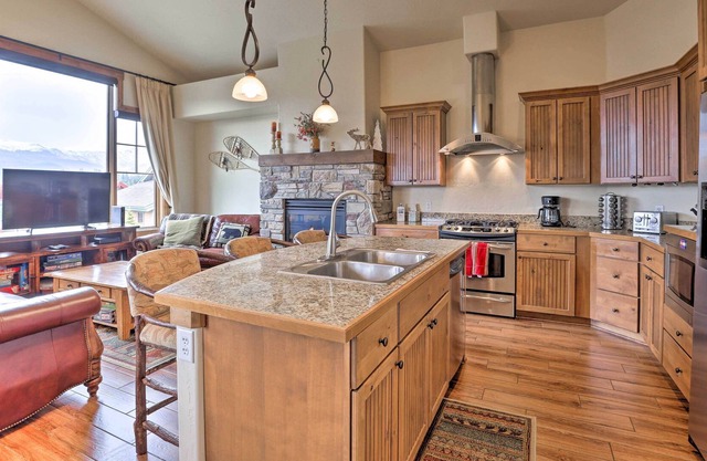 Luxe Townhome w/ Hot Tub - Walk to Nat’l Forest!