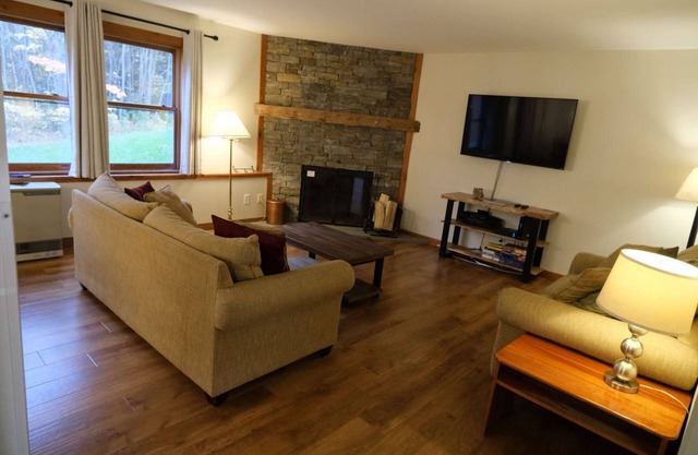 Luxe Trailside! Bike + Ski On/Off. Closest unit to hot tub, lift, hotel & trail!
