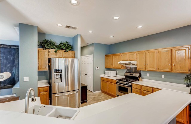 Luxe Vegas Oasis -- Sleeps 10 -- 5 Plush Beds -- 15 min from Strip