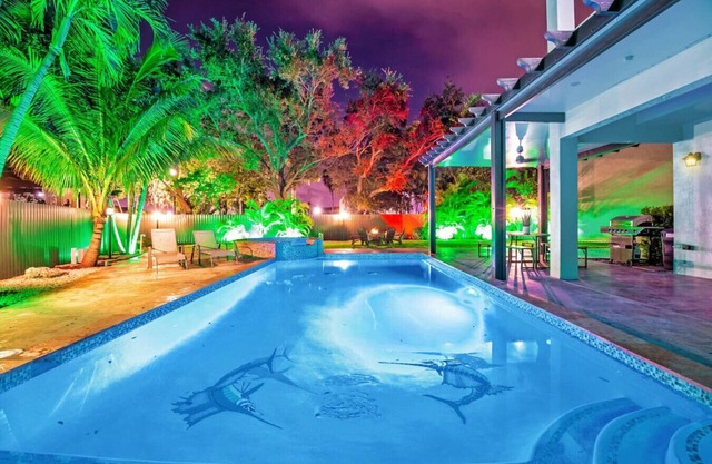 Luxe Villa 5BR I Pool & Jacuzzi | Fire Pit | Piano