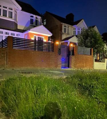 Luxe Villa, 6 En-suite Bedrooms - West London - Wembley Stadium 5KM away