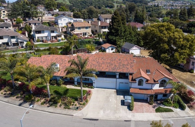 Luxe Villa - Family and Corporate Rental Sleeps 21