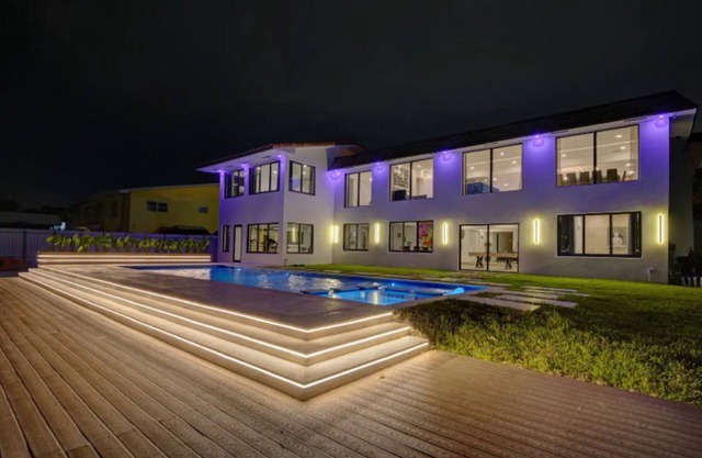 Luxe WATERFRONT MANSION w Private Nightclub, Cinema, Game Room & Pool