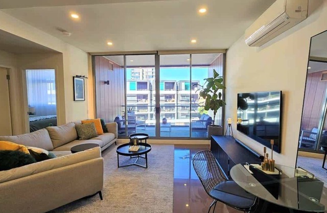 LUXE Waterloo 1 bed with parking, gym and pool