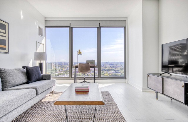 Luxe West Loop Studio w/ Gym, Pool, Coworking, walk to UIC, by Blueground