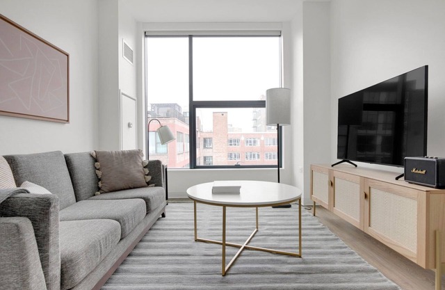 Luxe West Loop Studio w/ Gym & Pool in heart of Greektown, by Blueground