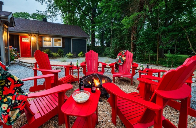 Luxe Wolfpack Retreat: Walk to NC State, Shops, Dining+Firepit, Cornhole & More!