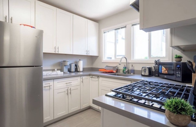 LuxoStays l! ! Lovely 2BR #SFO #Train #Laundry