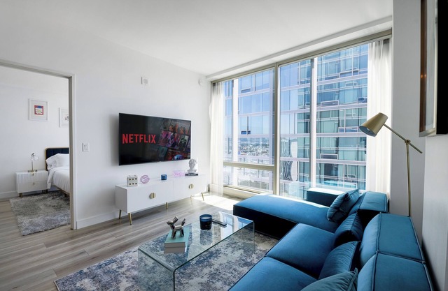 Luxurious 1BDr, Unbelievable Views,Free Parking, Gym, Pool