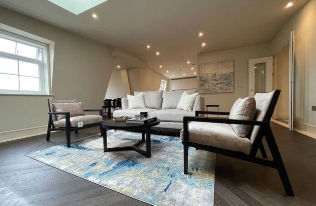 Luxurious 2 BR, 2 BA Apt, Desirable Chigwell