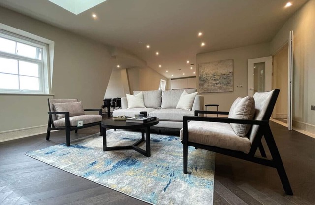 Luxurious 2 BR, 2 BA Apt, Desirable Chigwell