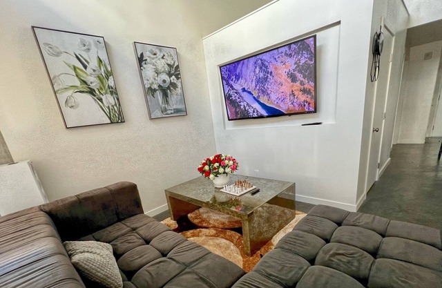 Luxurious 2 Level Sky-Rise with a Hollywood View ✨