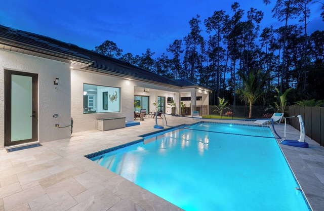 Luxurious 2024 5-BR House-- Heated Pool and Outdoor Kitchen, just minutes from beaches and downtown