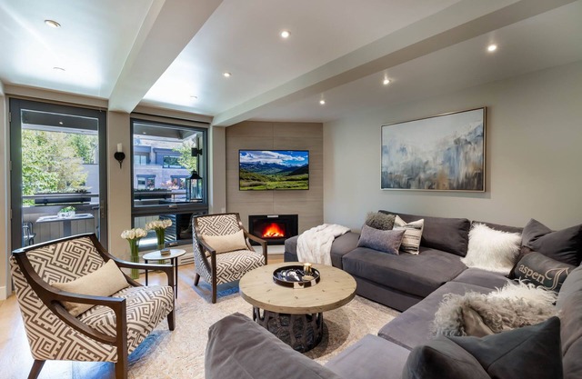 Luxurious 2-Bed 2-bath with Breathtaking Views & A/C!