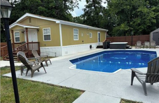 Luxurious Pool House w/Shared Backyard Pool & Spa