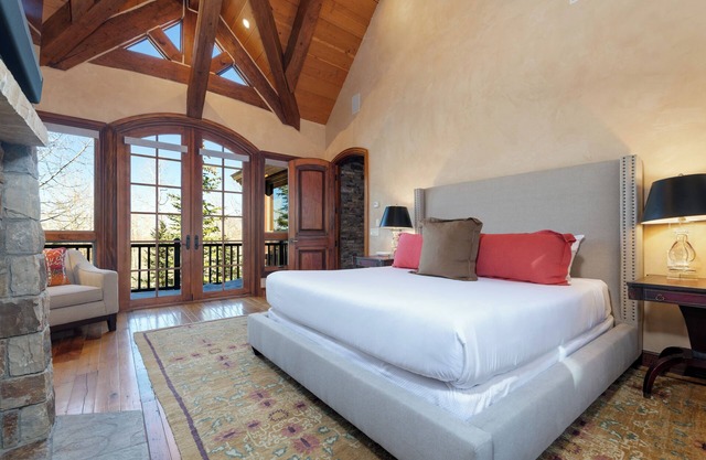 Luxurious 3-Bedroom Summit Residence in Telluride with Ski-In Ski-Out & Hot Tub!
