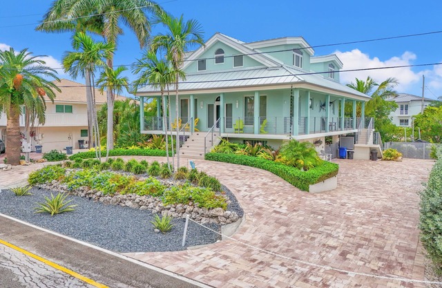 Luxurious 3-bedroom home with Pool and Dock in Key Colony Beach