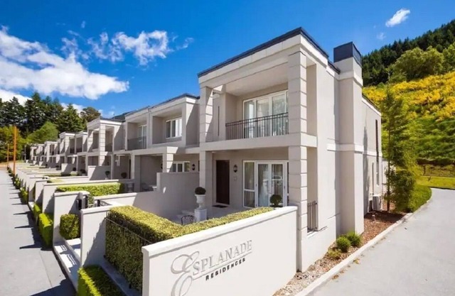 3 Bedroom Central Villa - walk to town! Free parking