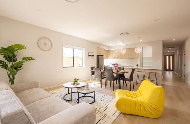 Luxurious 4 Bedroom Home with AC, Wi-Fi and SmartTV