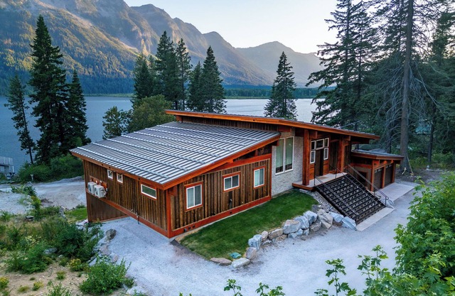Luxurious 4-bedroom house with a Hot Tub & game room in enchanting LK Wenatchee