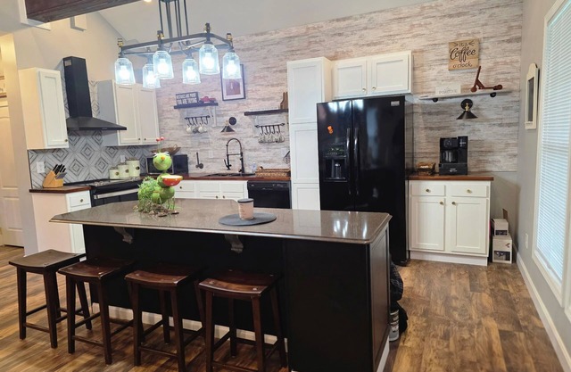 Luxurious 4 bedroom home, 2 minute walk to the iconic. Churchill Downs!