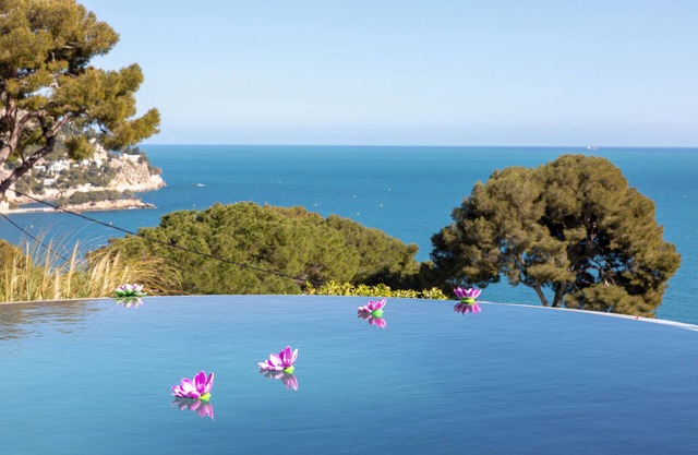 Luxurious 5-BD Villa, 5 minutes walking to the beach